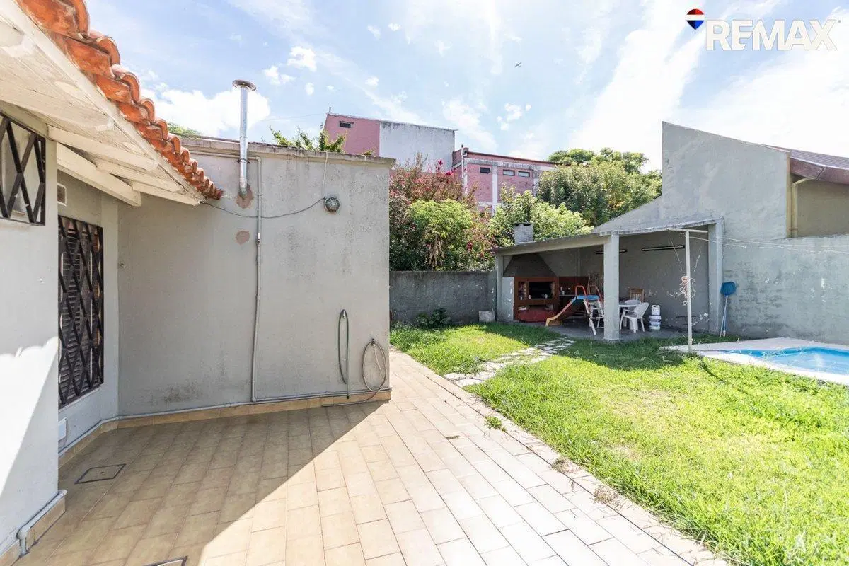 CASA 4 AMB CON JARDIN, QUINCHO Y PILETA- CASTELAR 2