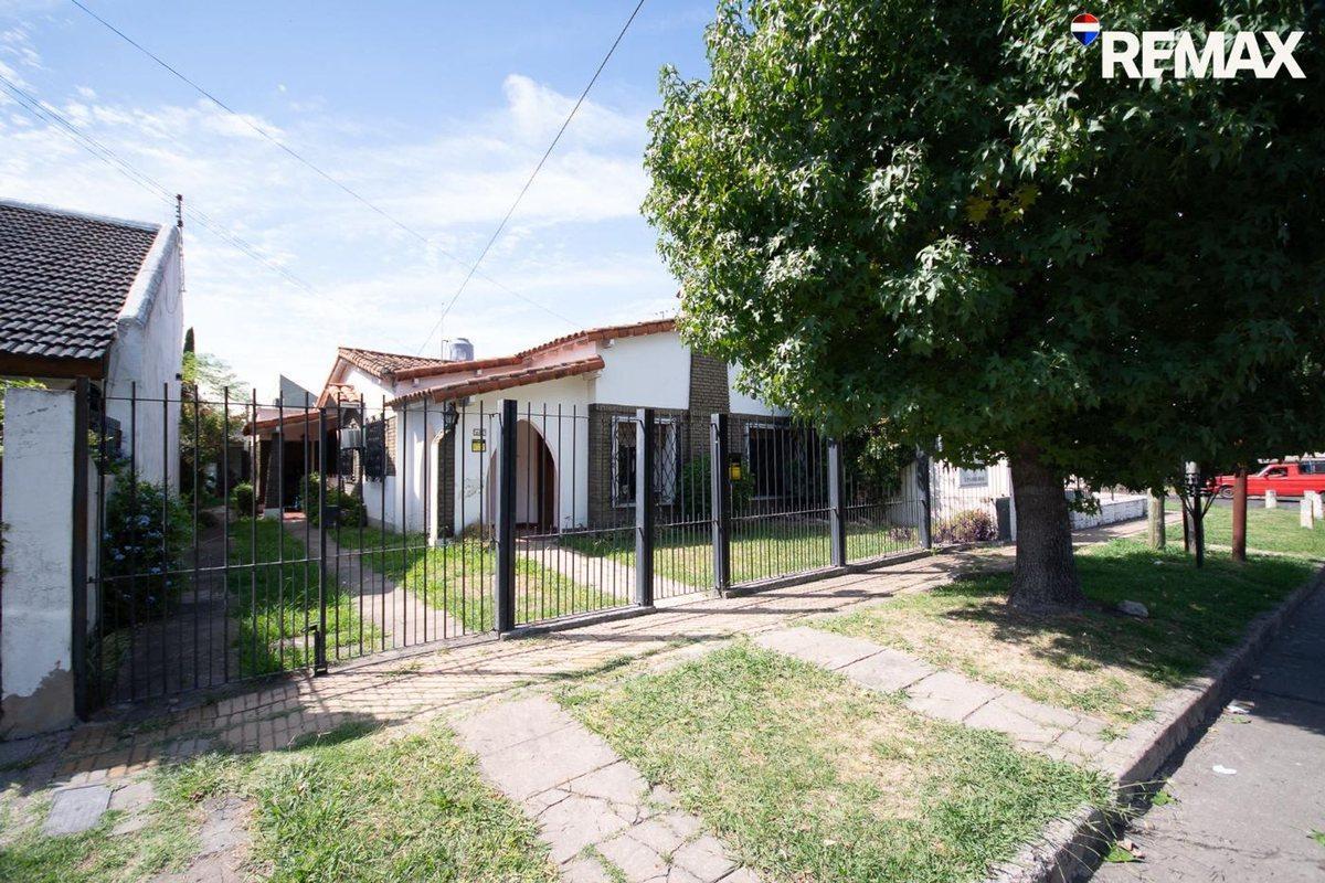 CASA 4 AMB CON JARDIN, QUINCHO Y PILETA- CASTELAR