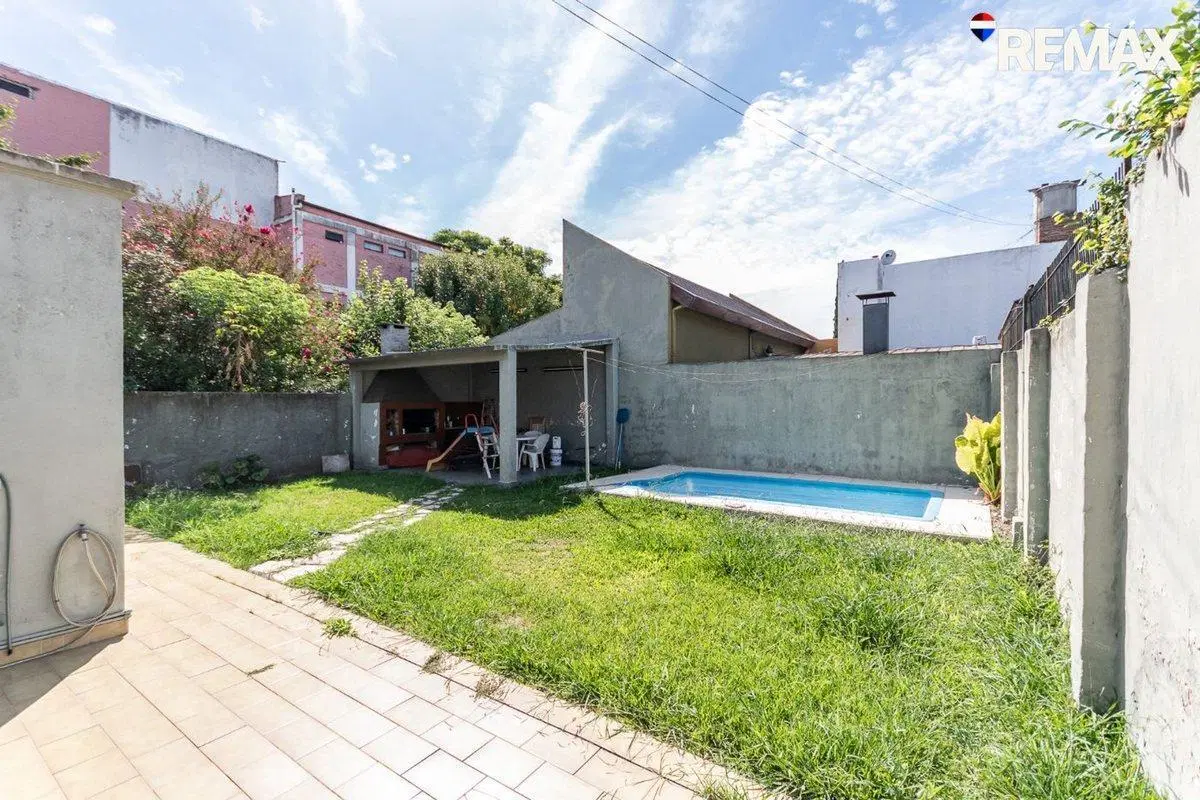 CASA 4 AMB CON JARDIN, QUINCHO Y PILETA- CASTELAR 5