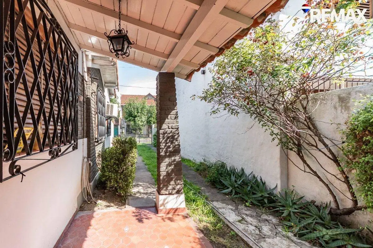 CASA 4 AMB CON JARDIN, QUINCHO Y PILETA- CASTELAR 8