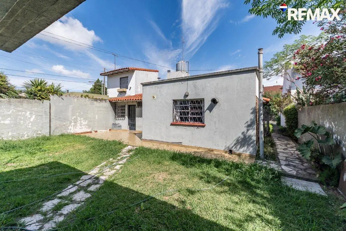 CASA 4 AMB CON JARDIN, QUINCHO Y PILETA- CASTELAR 3