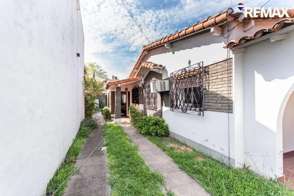 CASA 4 AMB CON JARDIN, QUINCHO Y PILETA- CASTELAR 4