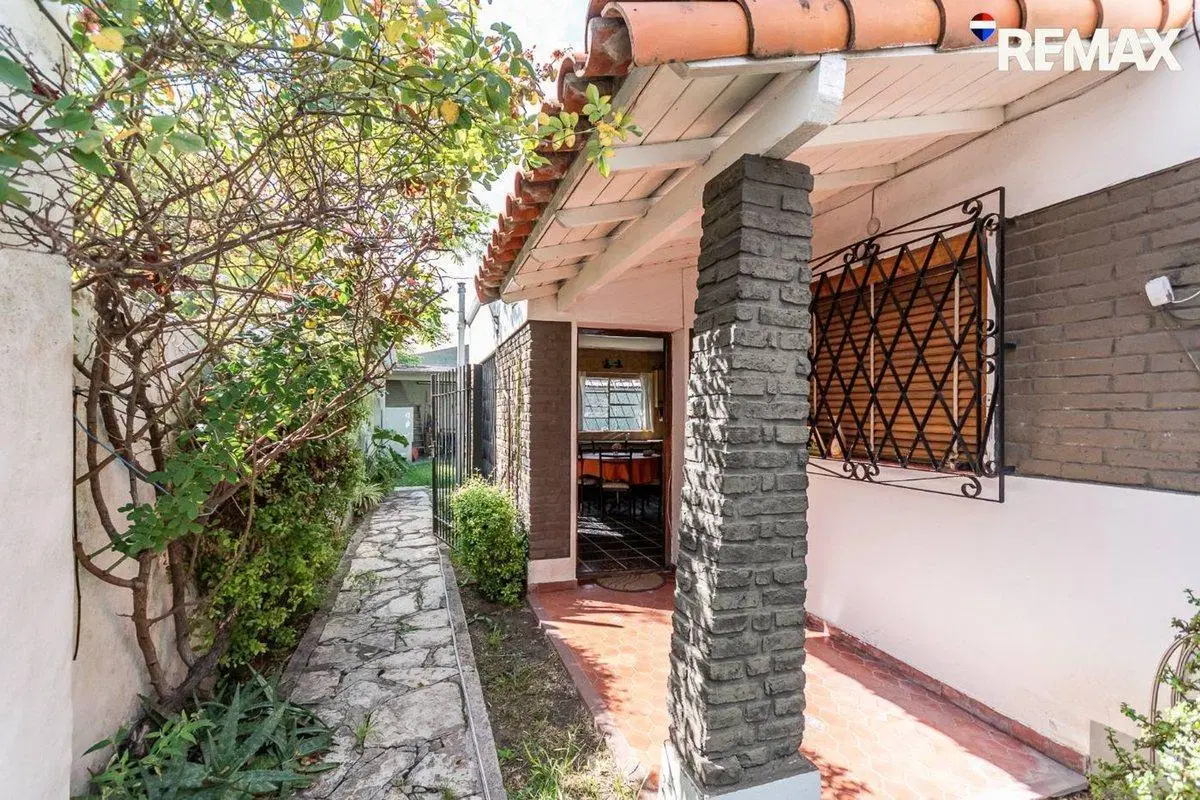 CASA 4 AMB CON JARDIN, QUINCHO Y PILETA- CASTELAR 5