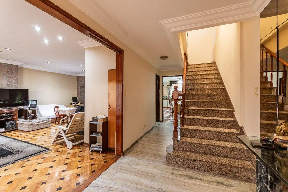 Casa 500 m² con jardín, pileta y cochera doble 5