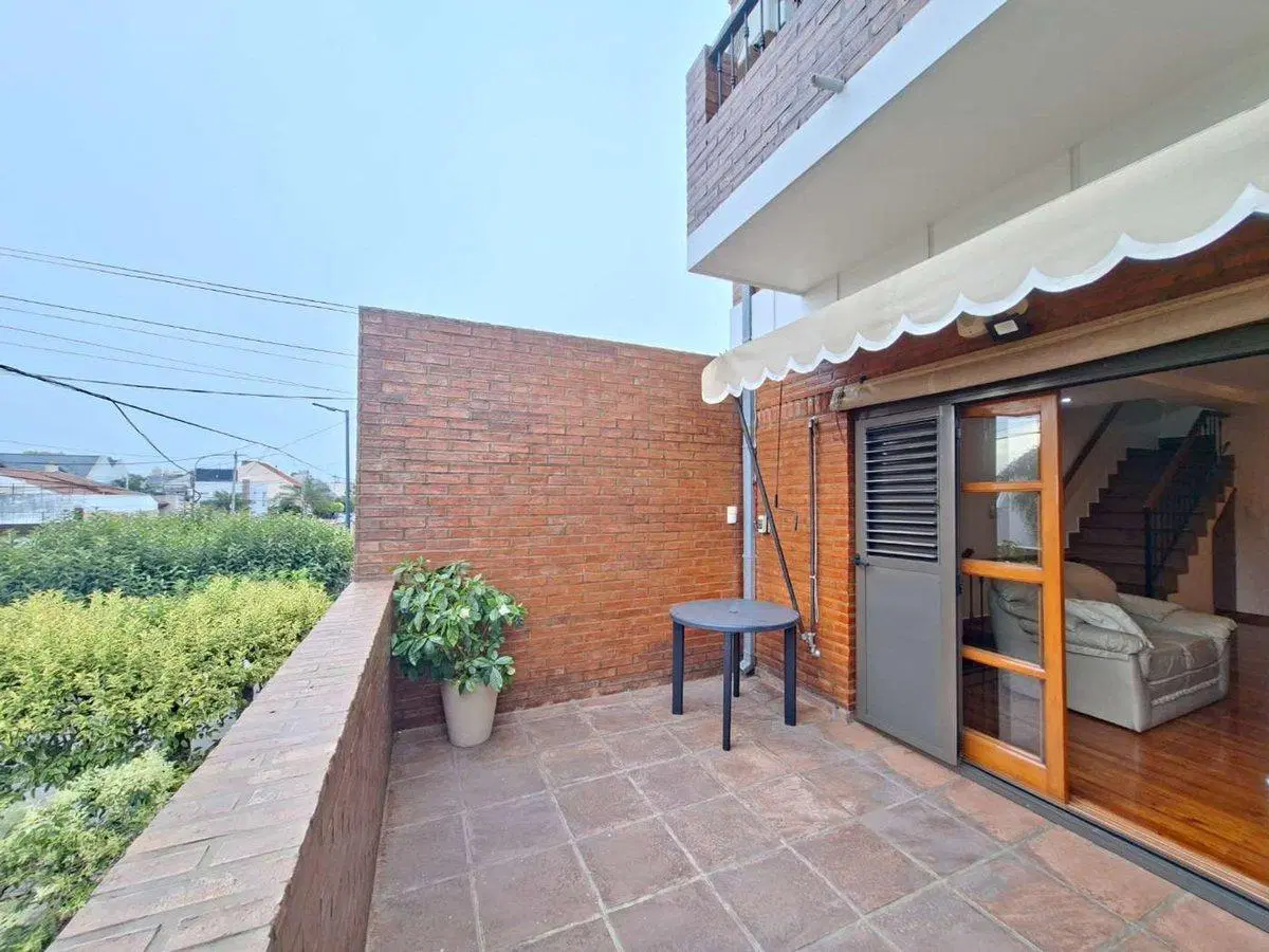 CASA TRIPLEX 5 AMBIENTES BARRIO NAÓN- MATADEROS 2