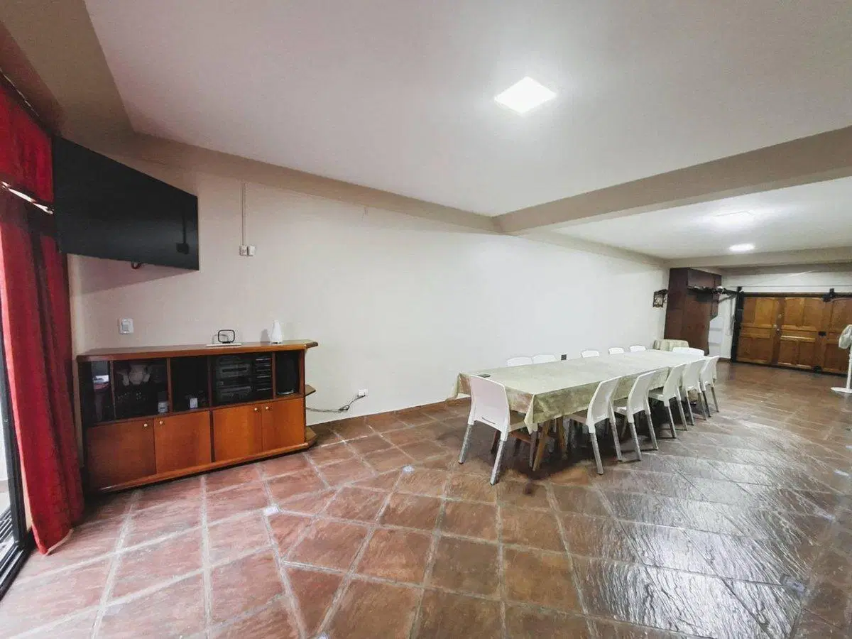 CASA TRIPLEX 5 AMBIENTES BARRIO NAÓN- MATADEROS 4