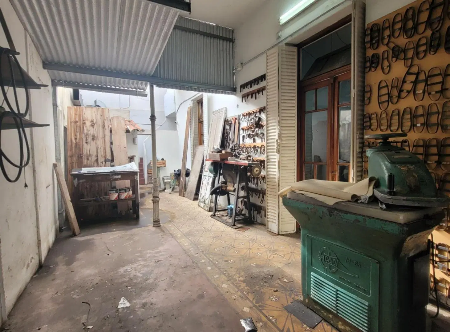 Casa a reciclar con taller en pta alta. Villa Luro 3