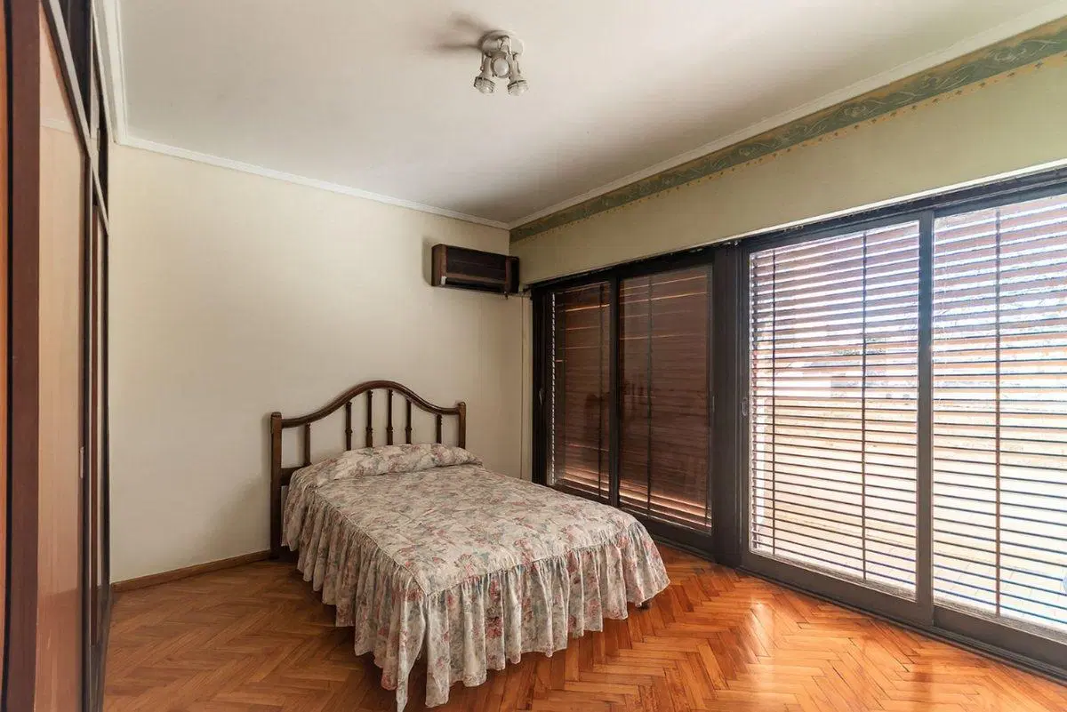 Casa 500 m² con jardín, pileta y cochera doble 4