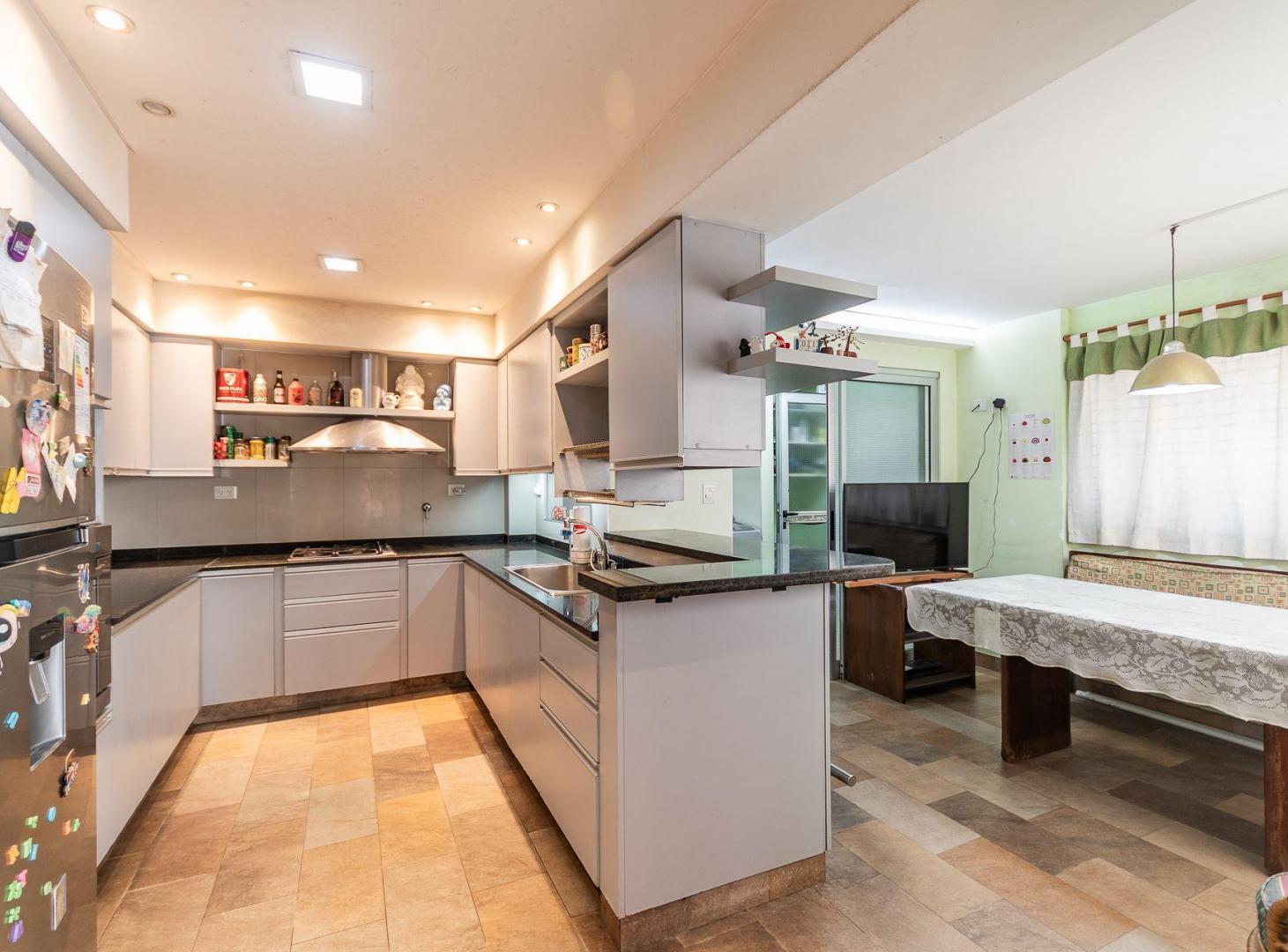 Foto de VENTA CASA 5 AMB C/COCH, REFACCIONADO, SAAVEDRA, imagen 4