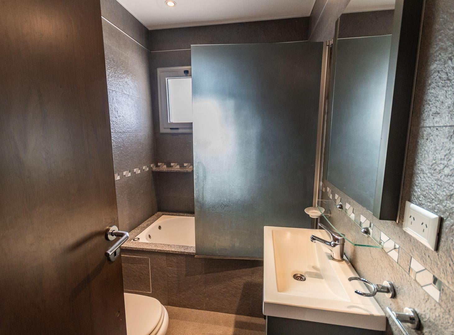 Foto de VENTA CASA 5 AMB C/COCH, REFACCIONADO, SAAVEDRA, imagen 2