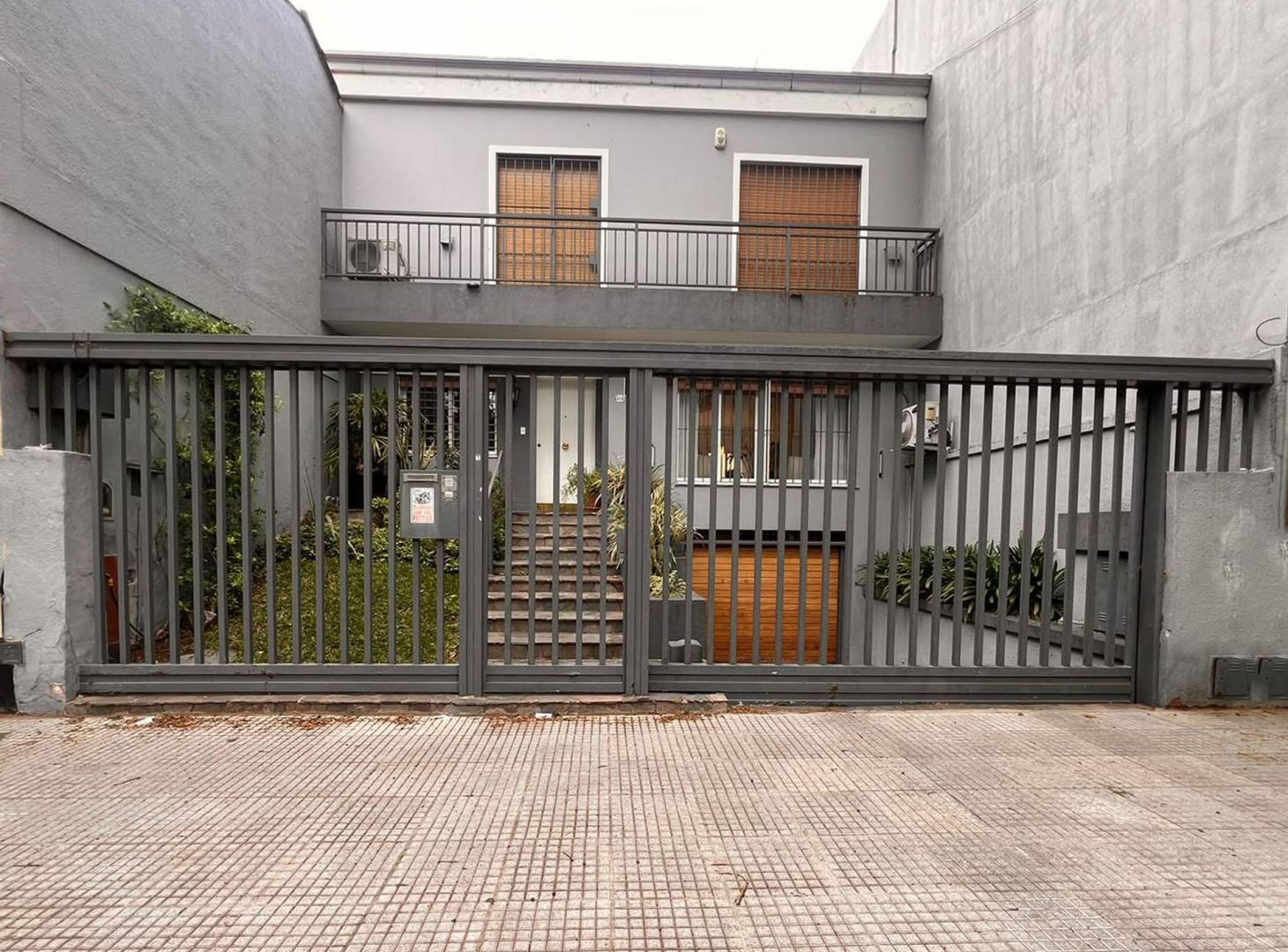 Foto de Venta casa 4 amb con jardín, cochera, en Coghlan, imagen 2