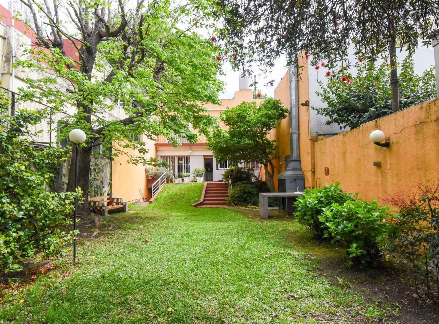Foto de Venta casa 4 amb con jardín, cochera, en Coghlan, imagen 1
