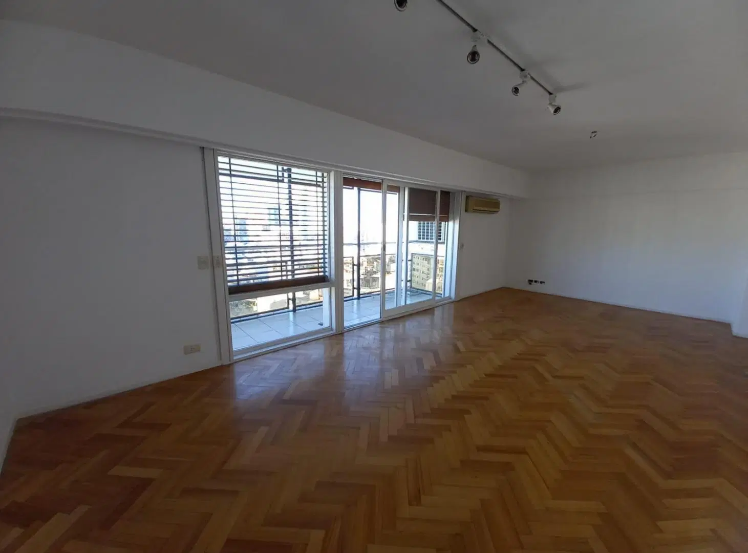 Excelente depto 4 amb en piso alto con balcon con hermosa vista, cochera y seguridad 24hs! 3