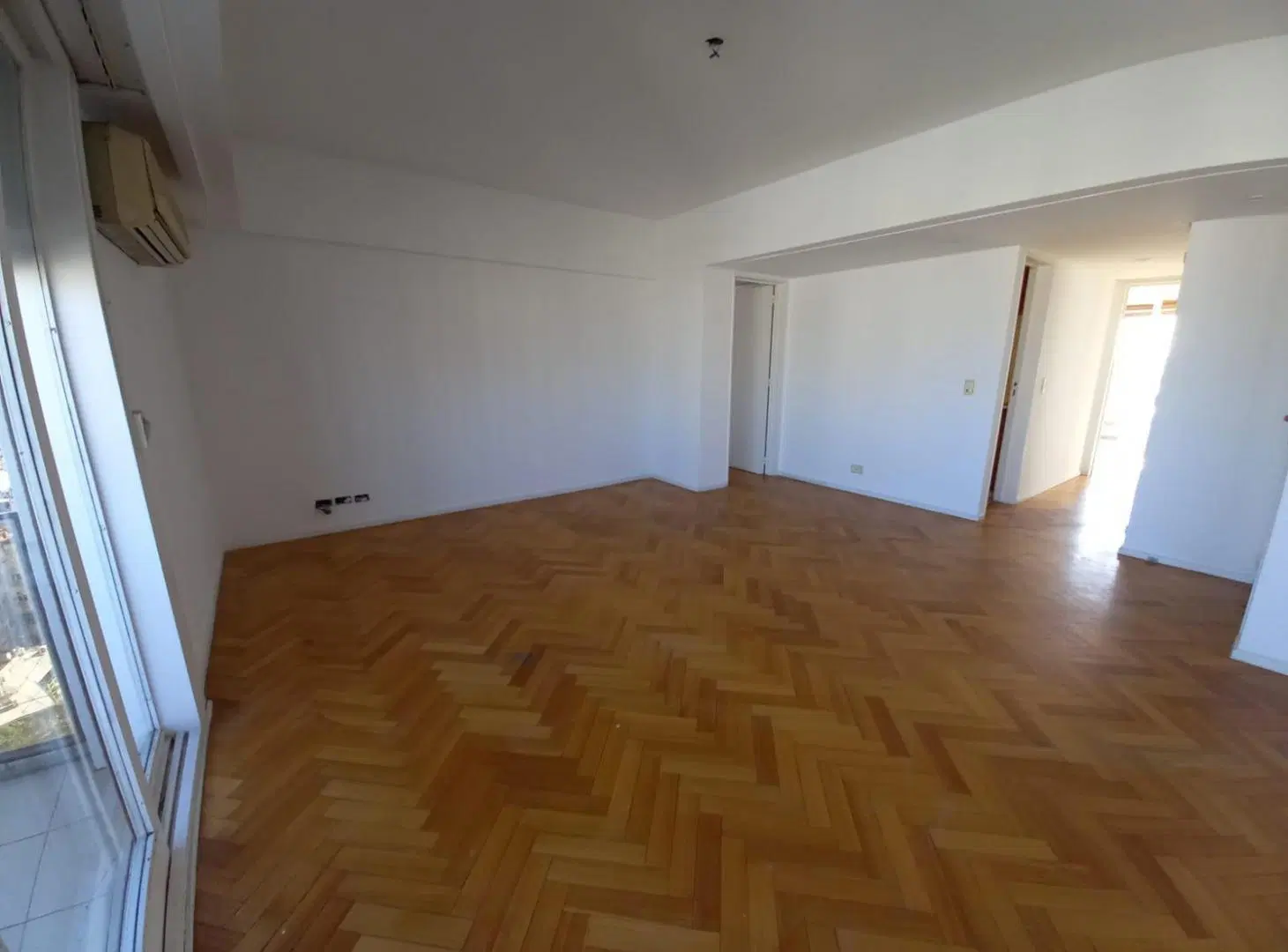 Excelente depto 4 amb en piso alto con balcon con hermosa vista, cochera y seguridad 24hs! 2