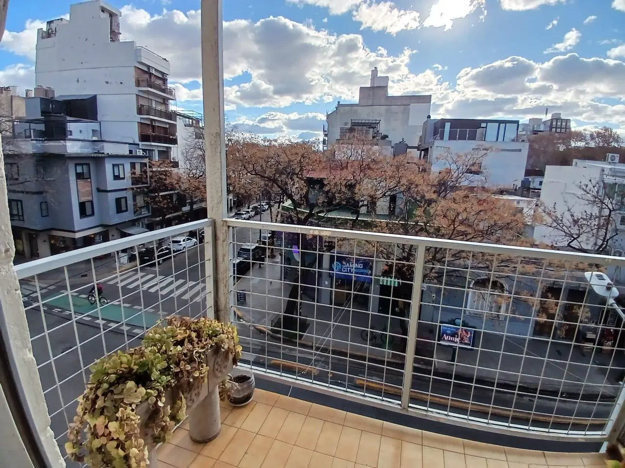 Excelente depto 3 amb con dos balcones y cochera fija! 5