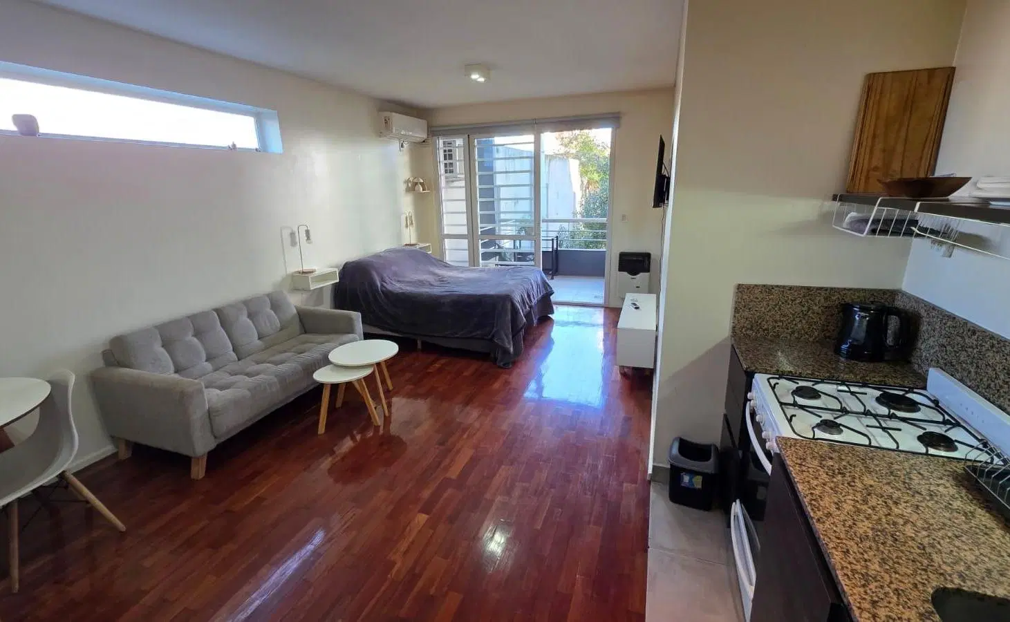 Excelente monoambiente amoblado al contrafrente con balcon! 4