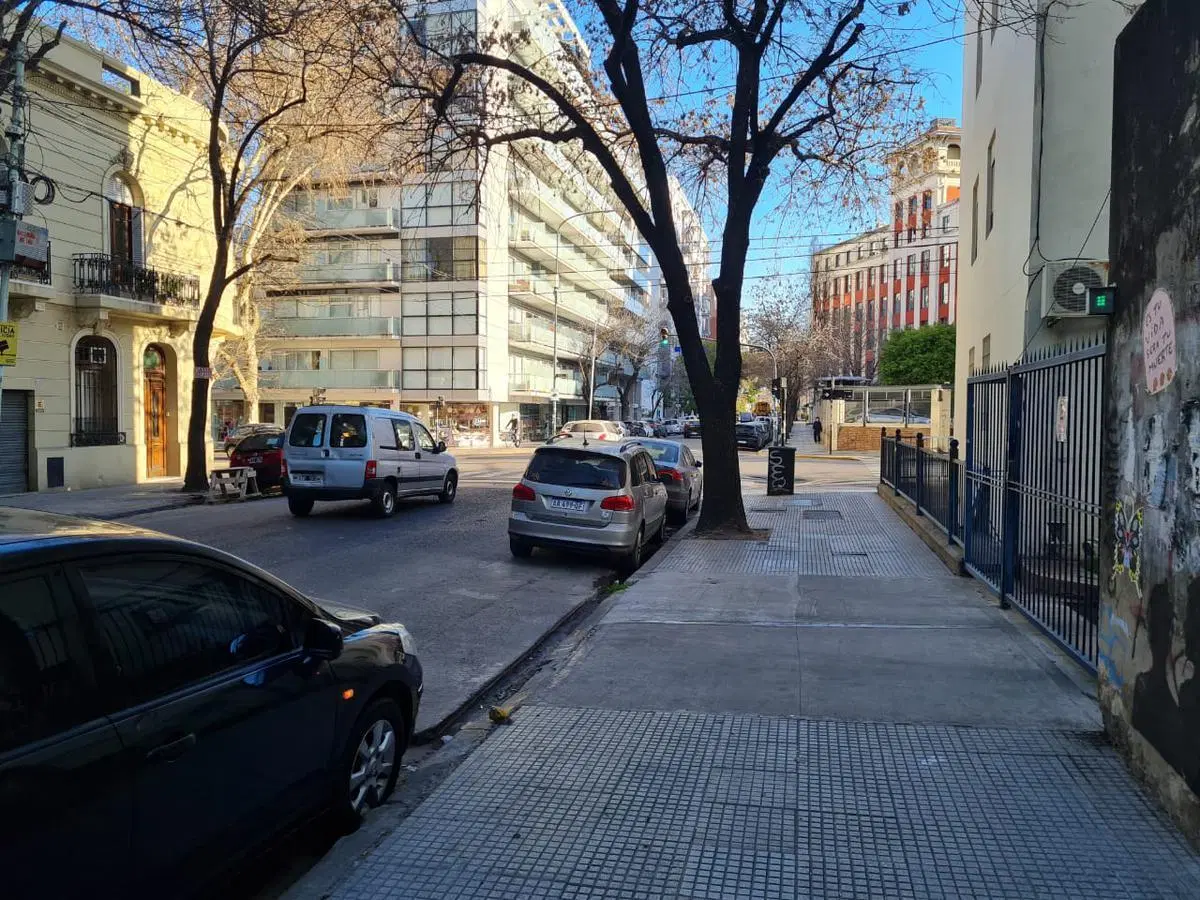 Cochera fija descubierta en edificio con control remoto! 4