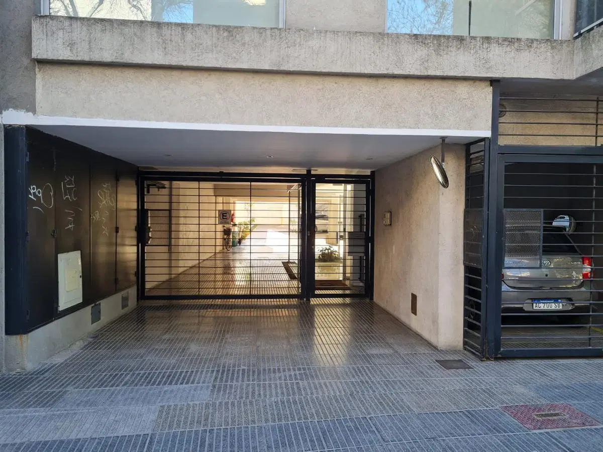 Cochera fija descubierta en edificio con control remoto! 1