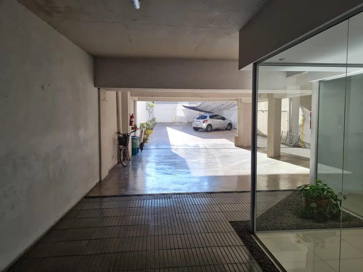 Cochera fija descubierta en edificio con control remoto! 3
