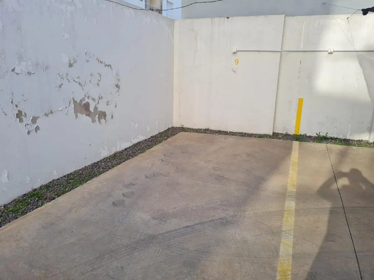 Cochera fija descubierta en edificio con control remoto! 5