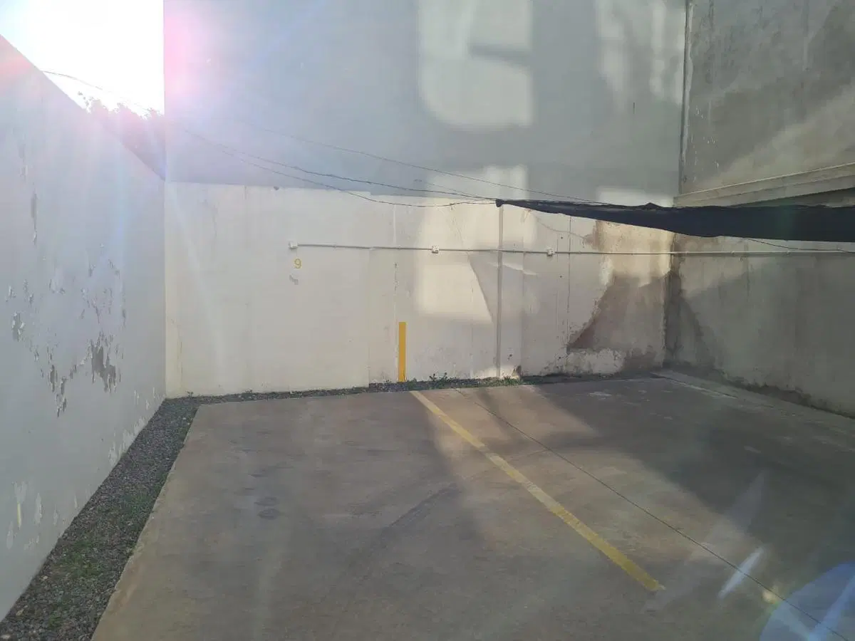 Cochera fija descubierta en edificio con control remoto! 1