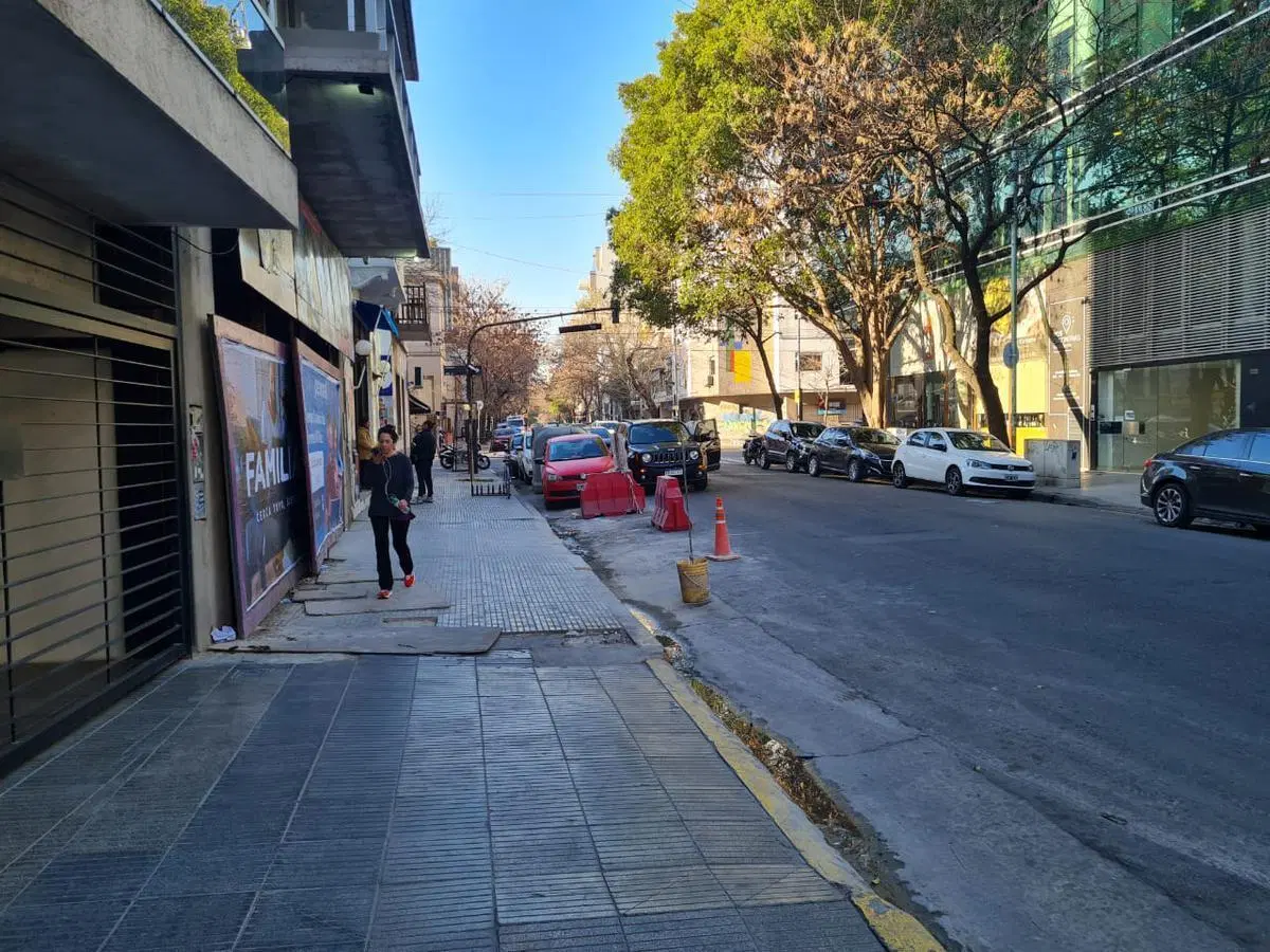 Cochera fija descubierta en edificio con control remoto! 8