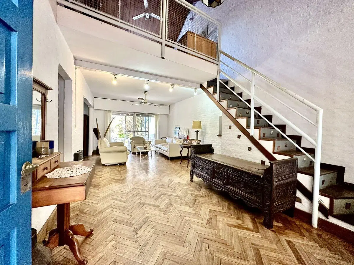 Suipacha 2400 | Venta Fantástica Casa de 6 Ambientes Sobre Gran Terreno Jardín Pileta Cochera OPORT! 2