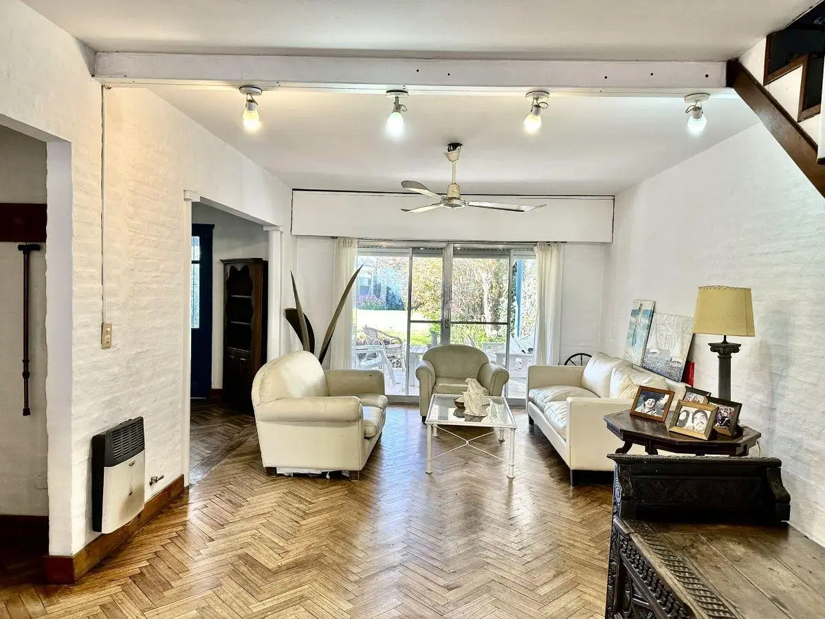 Suipacha 2400 | Venta Fantástica Casa de 6 Ambientes Sobre Gran Terreno Jardín Pileta Cochera OPORT! 3
