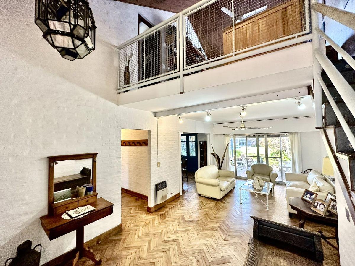 Foto de Suipacha 2400 | Venta Fantástica Casa de 6 Ambientes Sobre Gran Terreno Jardín Pileta Cochera OPORT!, imagen 3
