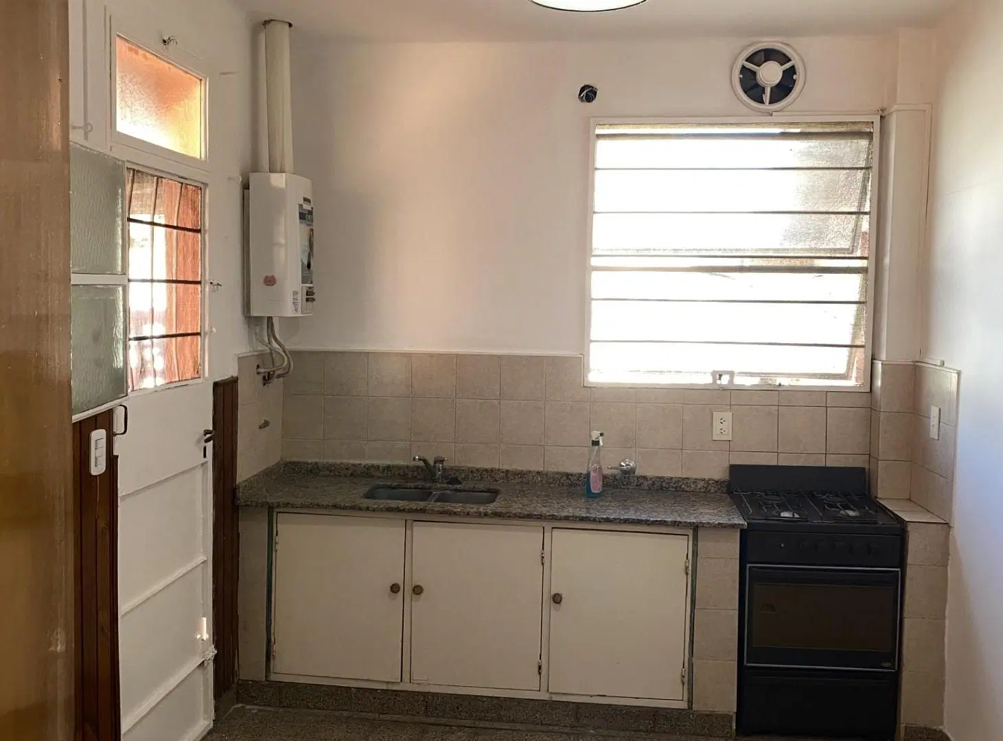 Casa de 2 dormitorios con cochera, cerca de zona comercial y medios de transporte .RESERVADO 1