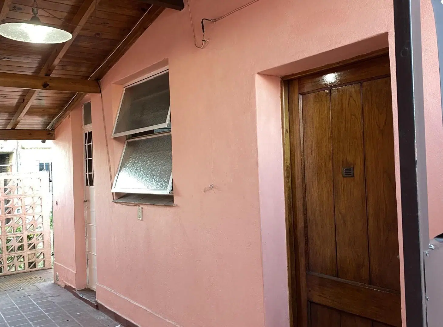 Casa de 2 dormitorios con cochera, cerca de zona comercial y medios de transporte .RESERVADO 4