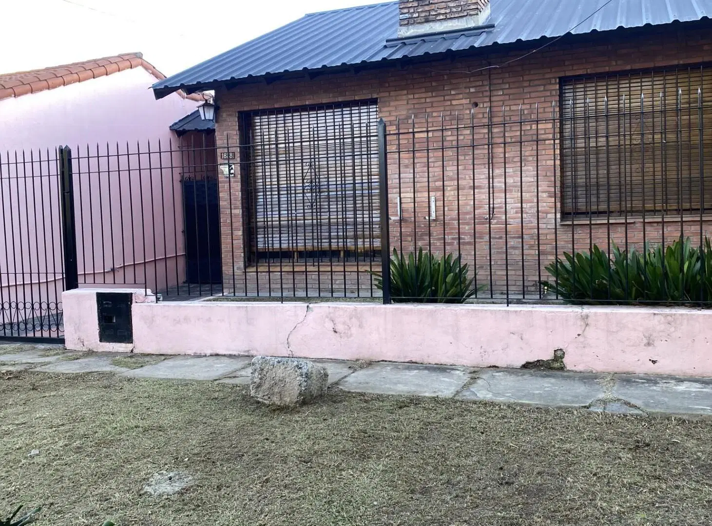 Casa de 2 dormitorios con cochera, cerca de zona comercial y medios de transporte .RESERVADO 2