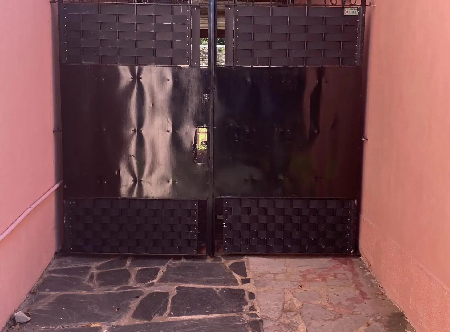 Casa de 2 dormitorios con cochera, cerca de zona comercial y medios de transporte .RESERVADO 3