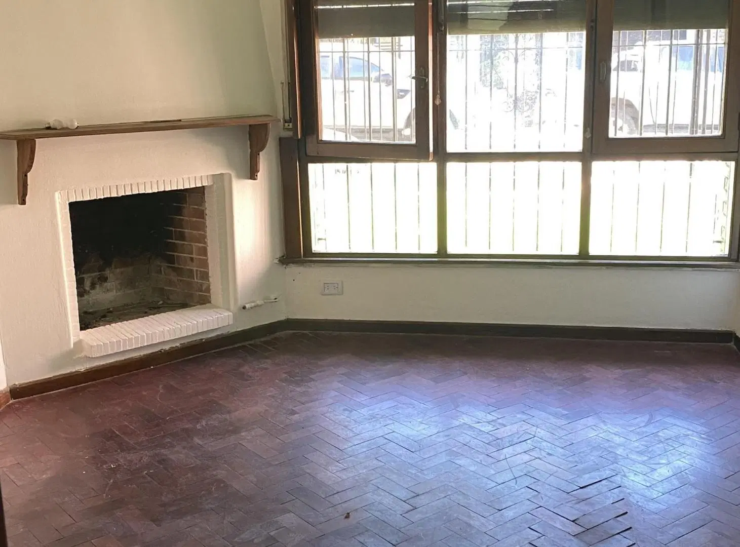 Casa de 2 dormitorios con cochera, cerca de zona comercial y medios de transporte .RESERVADO 5