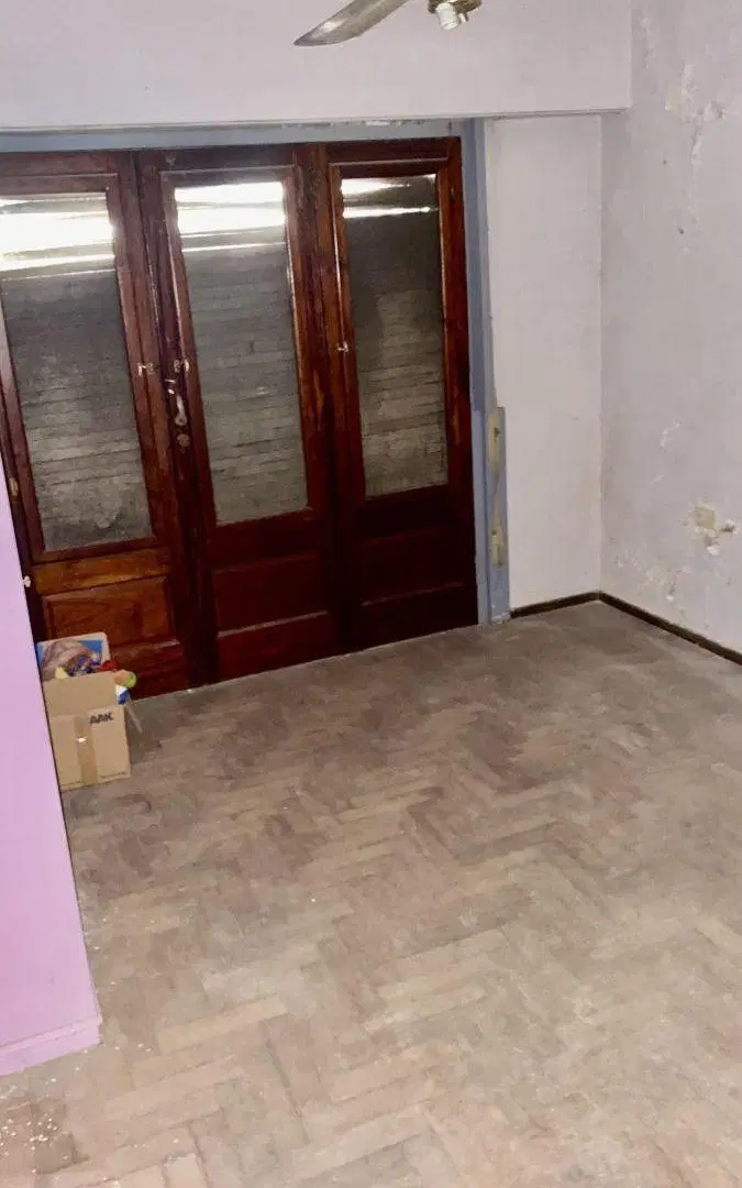 Casa en dos plantas, 5 amb. cochera, jardin . Ideal para reciclar. 3