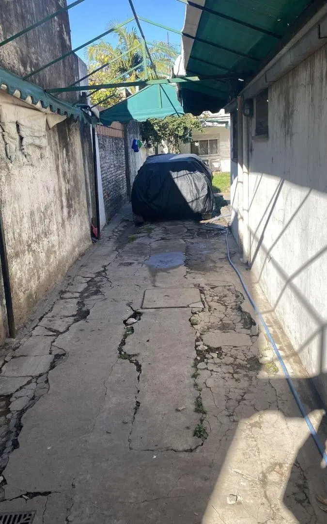 Casa en dos plantas, 5 amb. cochera, jardin . Ideal para reciclar. 4