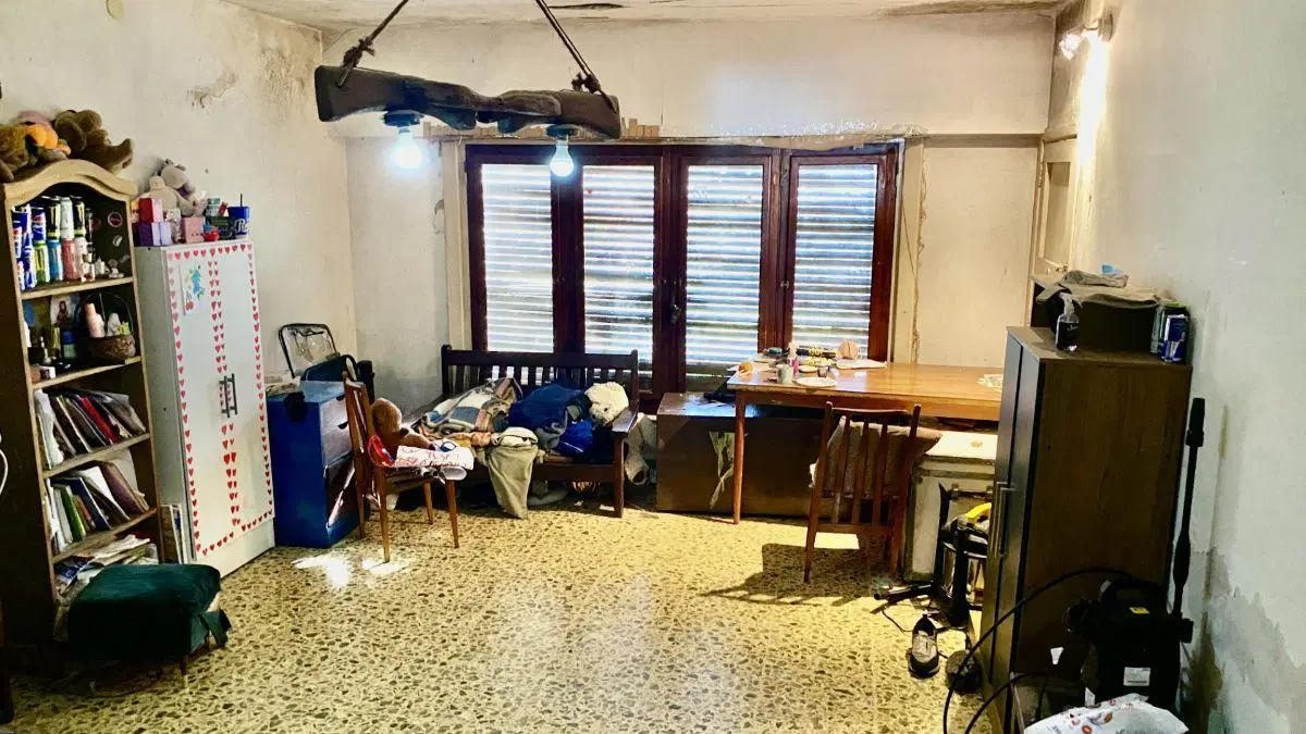 Casa en dos plantas, 5 amb. cochera, jardin . Ideal para reciclar. 2