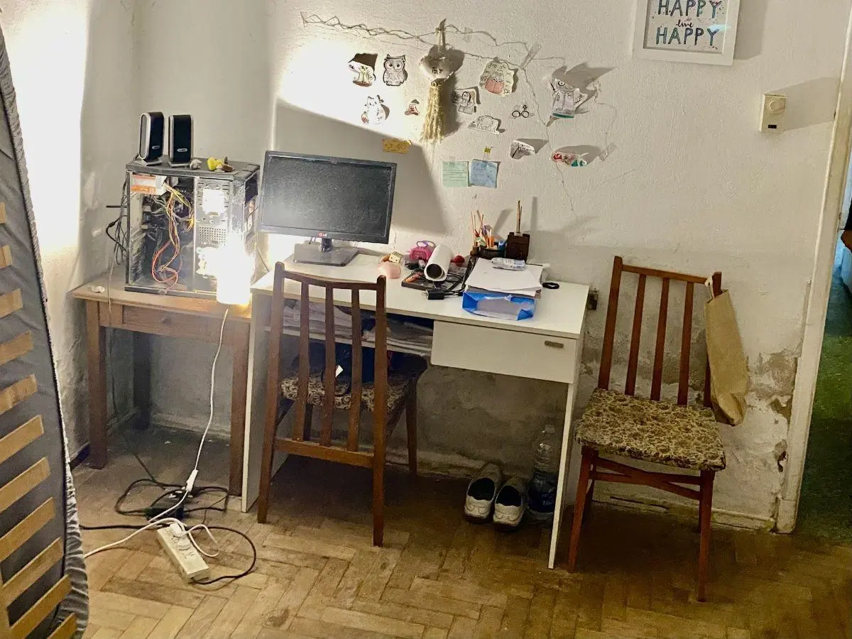 Casa en dos plantas, 5 amb. cochera, jardin . Ideal para reciclar. 5