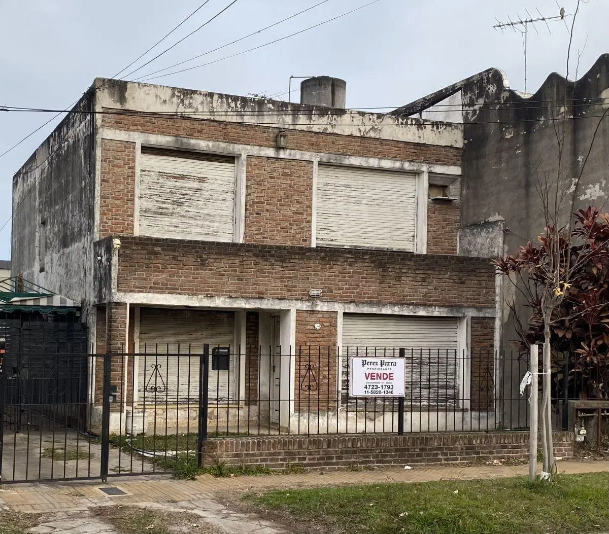 Casa en dos plantas, 5 amb. cochera, jardin . Ideal para reciclar. 1