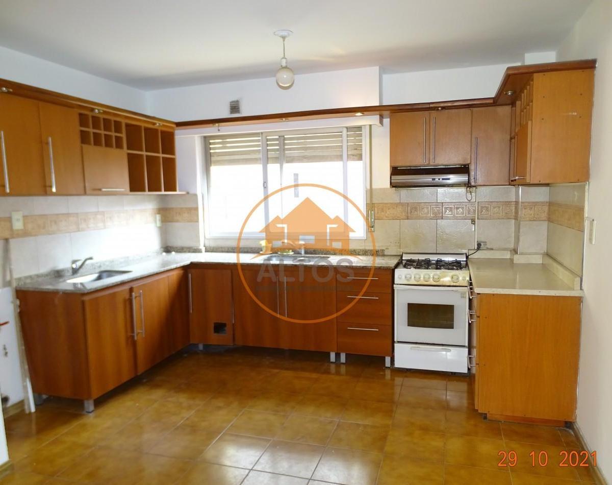 Departamento Semipiso. 3 Dorm.. Balcon. Cochera. Independencia 750, Nueva Cordoba. Escritura 4