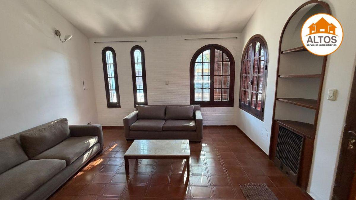 Foto de ALQUILO CASA 2 DORM. COCHERA DOBLE. PATIO. AV PATRIA AL 54. Bº YAPEYU, imagen 4