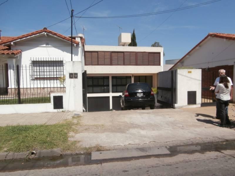 CASA AMERICANA CON FONDO Y PISCINA