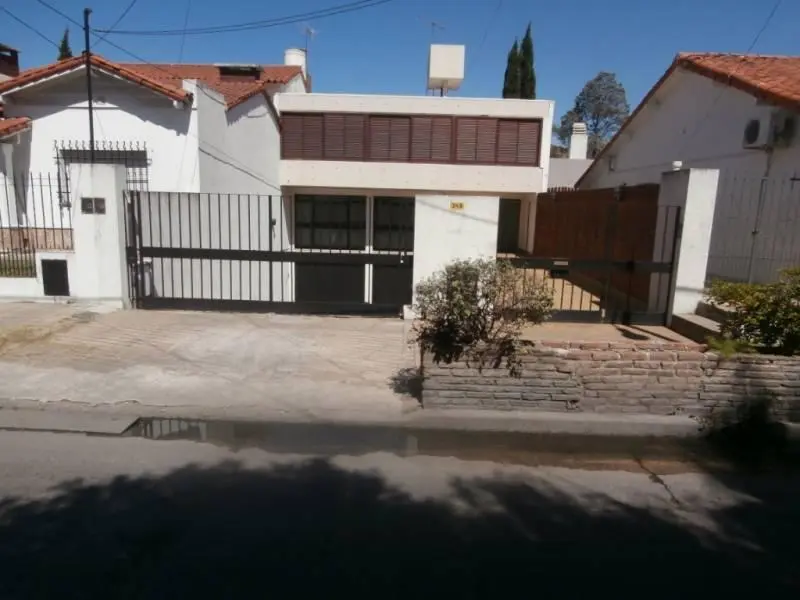 CASA AMERICANA CON FONDO Y PISCINA 1