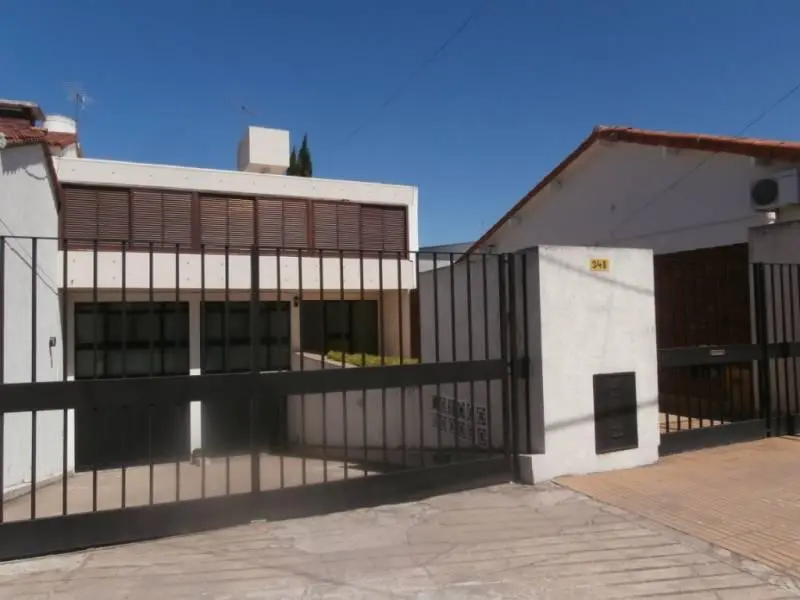 CASA AMERICANA CON FONDO Y PISCINA 3
