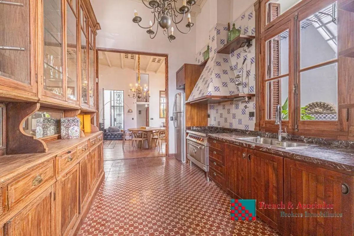 Excelente casa en Alquiler desarrollada en 3 plantas con ascensor . 2