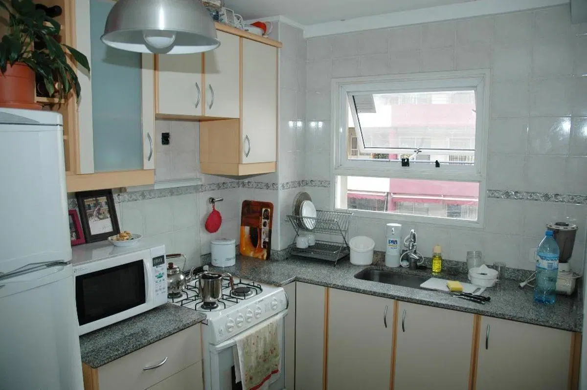 Excelente departamento de dos ambientes al frente con cochera 2