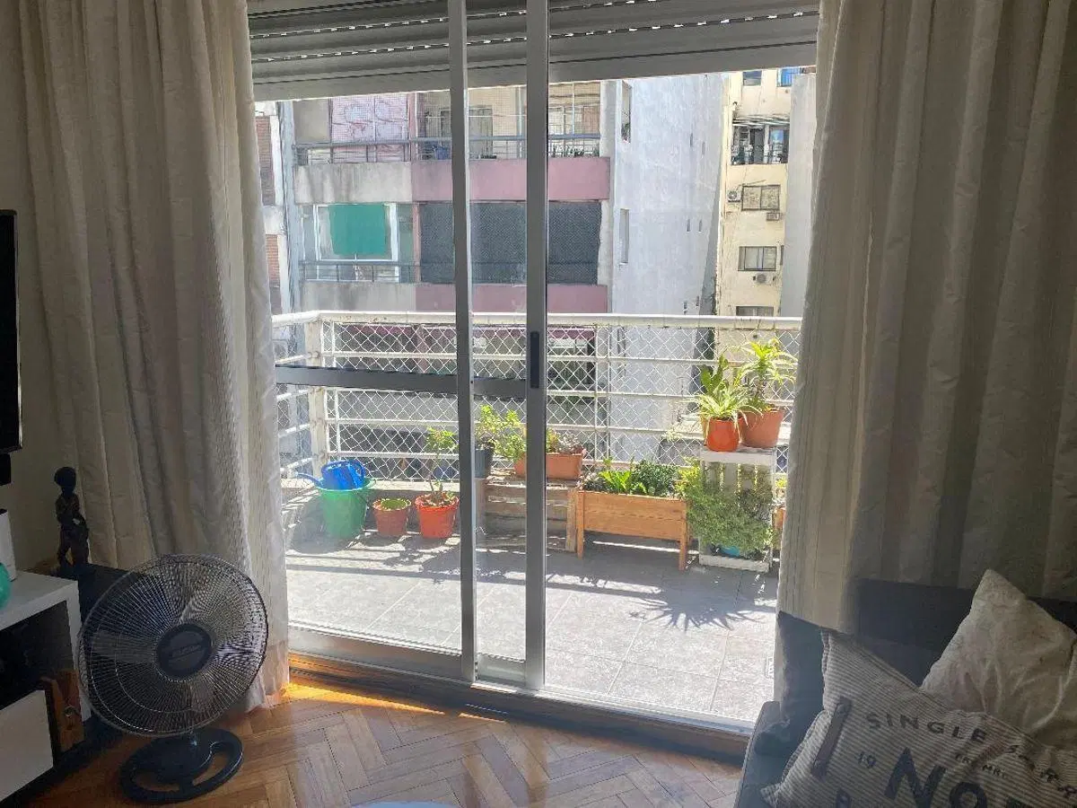 Excelente departamento de dos ambientes al frente con cochera 5
