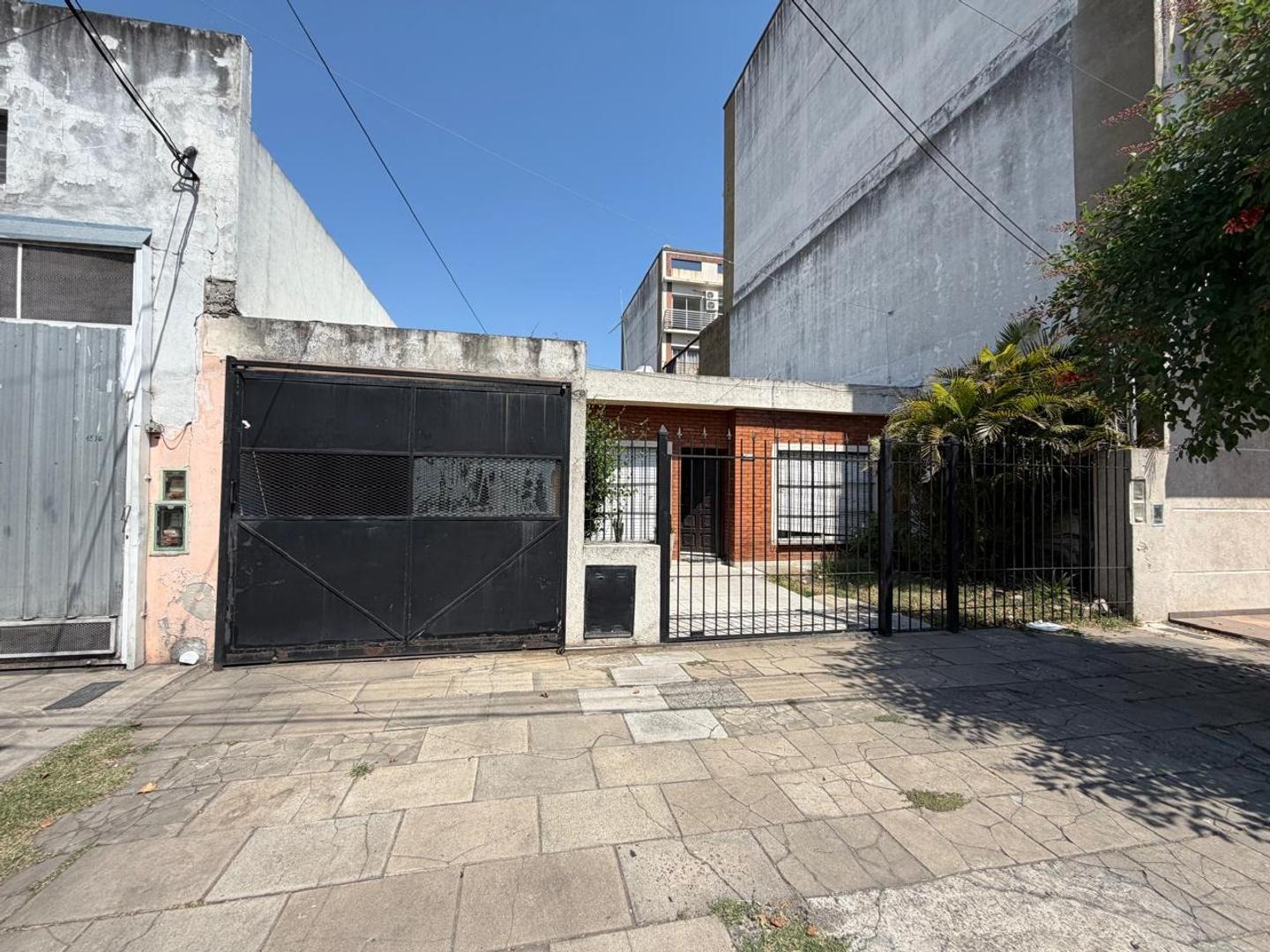 Casa 3 ambientes venta Villa Luzuriaga