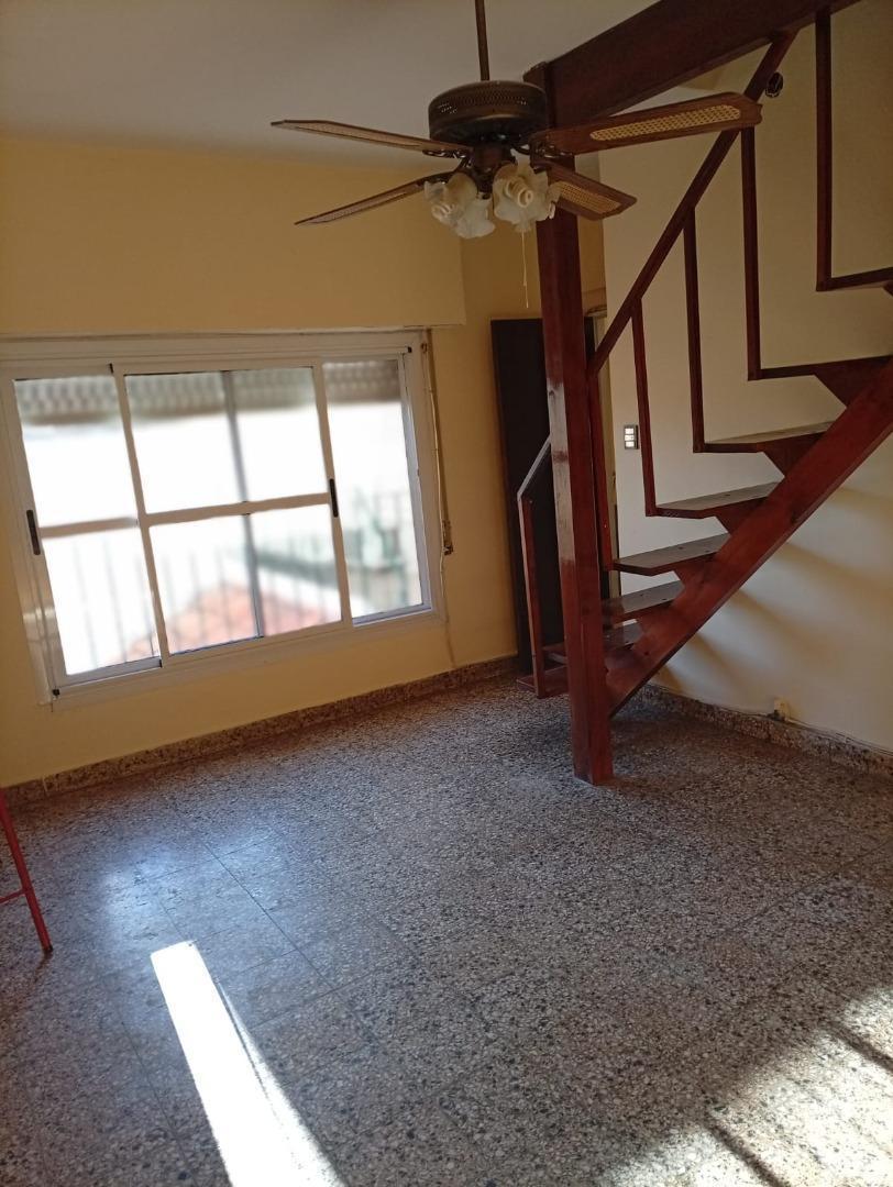 Foto de PH 4 ambientes venta Lomas del Mirador, imagen 1
