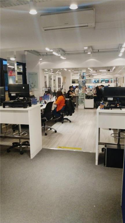 Excelente Oficina en Planta Baja con Entrada Independiente Tipo Local. Seguridad 24 Hs, en La Mejor 4